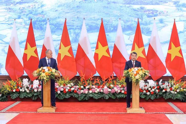 Thủ tướng Lê Minh Hưng và Thủ tướng Cộng hòa Ba Lan Donald Tusk gặp gỡ báo chí thông báo kết quả hội đàm - Ảnh: chinhphu.vn/Nhật Bắc