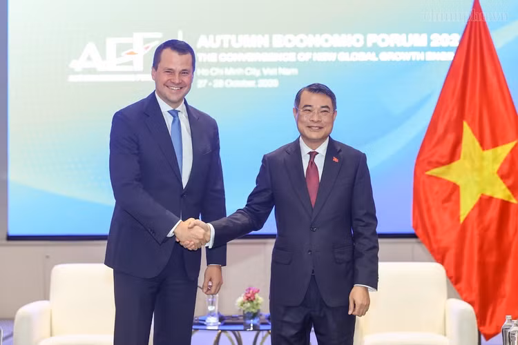 Thủ tướng Lê Minh Hưng tiếp ông Stephan Mergenthaler, Giám đốc điều hành Diễn đàn Kinh tế Thế giới (WEF) - Ảnh: chinhphu.vn/Nhật Bắc