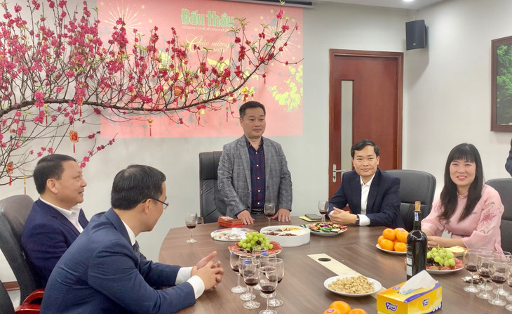 Phó cục trưởng Cục Quản lý đấu thầu Dương Huy Hoàng chúc Báo Đấu thầu tiếp tục hoàn thành xuất sắc các nhiệm vụ được giao. Ảnh Lê Tiên
