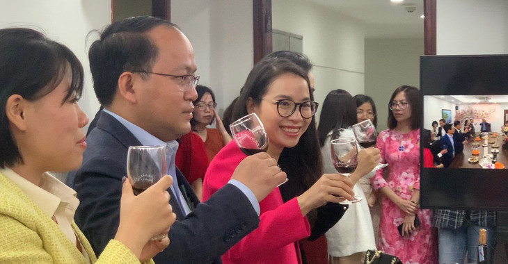 Lãnh đạo Trung tâm Đổi mới sáng tạo Quốc gia chúc Tết Báo Đấu thầu. Ảnh Lê Tiên