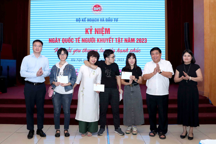 Bộ trưởng động viên đại diện các gia đình có con bị tự kỷ trong nhóm yếu thế do Bộ Kế hoạch và Đầu tư bảo trợ. Ảnh: Đức Trung Bộ trưởng động viên đại diện các gia đình có con bị tự kỷ trong nhóm yếu thế do Bộ Kế hoạch và Đầu tư bảo trợ. Ảnh: Đức Trung