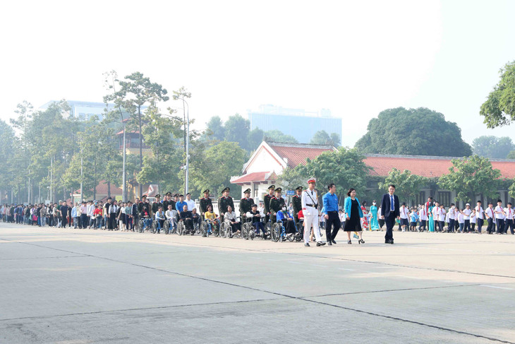 Sáng ngày 28/11/2023, Chủ tịch Công đoàn Bộ Kế hoạch và Đầu tư cùng Đoàn thanh niên hỗ trợ các nhóm yếu thế vào Lăng viếng Bác Sáng ngày 28/11/2023, Chủ tịch Công đoàn Bộ Kế hoạch và Đầu tư cùng Đoàn thanh niên hỗ trợ các nhóm yếu thế vào Lăng viếng Bác