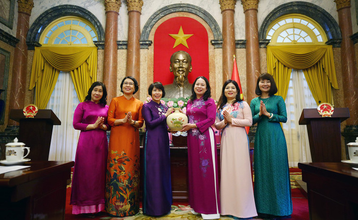 Phó Chủ tịch nước Võ Thị Ánh Xuân tặng quà cho Đoàn cán bộ nữ ngành Kế hoạch và Đầu tư