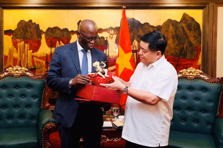 Bộ trưởng Nguyễn Chí Dũng trân trọng sản phẩm của nhóm người yếu thế trong xã hội và thường chọn làm quà tặng đối tác quốc tế