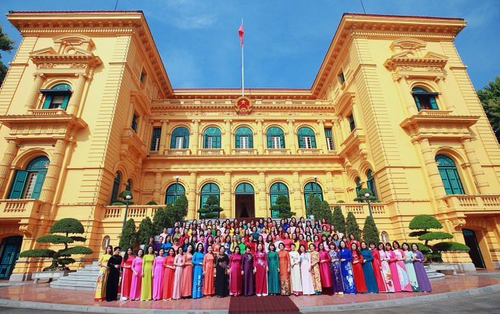 130 cán bộ nữ tiêu biểu của ngành Kế hoạch và Đầu tư chụp hình lưu niệm tại Phủ Chủ tịch 130 cán bộ nữ tiêu biểu của ngành Kế hoạch và Đầu tư chụp hình lưu niệm tại Phủ Chủ tịch