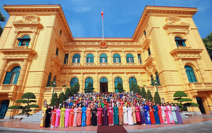 130 cán bộ nữ tiêu biểu của ngành Kế hoạch và Đầu tư chụp hình lưu niệm tại Phủ Chủ tịch