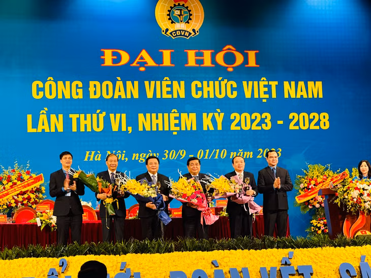Ủy viên Bộ Chính trị, Giám đốc Học viện Chính trị Quốc gia Hồ Chí Minh Nguyễn Xuân Thắng; Bộ trưởng Bộ Kế hoạch và Đầu tư Nguyễn Chí Dũng; Phó chủ tịch Liên đoàn Thương mại và Công nghiệp Việt Nam Hoàng Quang Phòng; Phó bí thư thường trực Đảng ủy Bộ Tư pháp Nguyễn Kim Tinh đón nhận Giải thưởng Cống hiến sáng 01/10/2023. Ảnh Đức Trung.