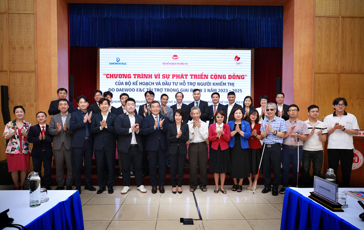 Bộ Kế hoạch và Đầu tư cam kết đồng hành cùng Hội người mù để giúp người mù sử dụng thuần thục cây gậy trắng, để cây gậy trắng thực sự có ý nghĩa với họ Bộ Kế hoạch và Đầu tư cam kết đồng hành cùng Hội người mù để giúp người mù sử dụng thuần thục cây gậy trắng, để cây gậy trắng thực sự có ý nghĩa với họ