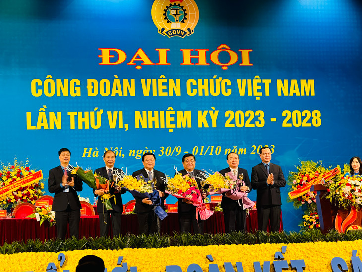 Ủy viên Bộ Chính trị, Giám đốc Học viện Chính trị Quốc gia Hồ Chí Minh Nguyễn Xuân Thắng; Bộ trưởng Bộ Kế hoạch và Đầu tư Nguyễn Chí Dũng; Phó chủ tịch Liên đoàn Thương mại và Công nghiệp Việt Nam Hoàng Quang Phòng; Phó bí thư thường trực Đảng ủy Bộ Tư pháp Nguyễn Kim Tinh đón nhận Giải thưởng Cống hiến sáng 01/10/2023. Ảnh Đức Trung.