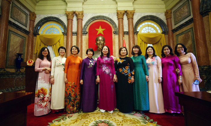 Phó Chủ tịch nước Võ Thị Ánh Xuân chụp hình lưu niệm với đại diện Đoàn cán bộ tiêu biểu nữ Bộ Kế hoạch và Đầu tư Phó Chủ tịch nước Võ Thị Ánh Xuân chụp hình lưu niệm với đại diện Đoàn cán bộ tiêu biểu nữ Bộ Kế hoạch và Đầu tư