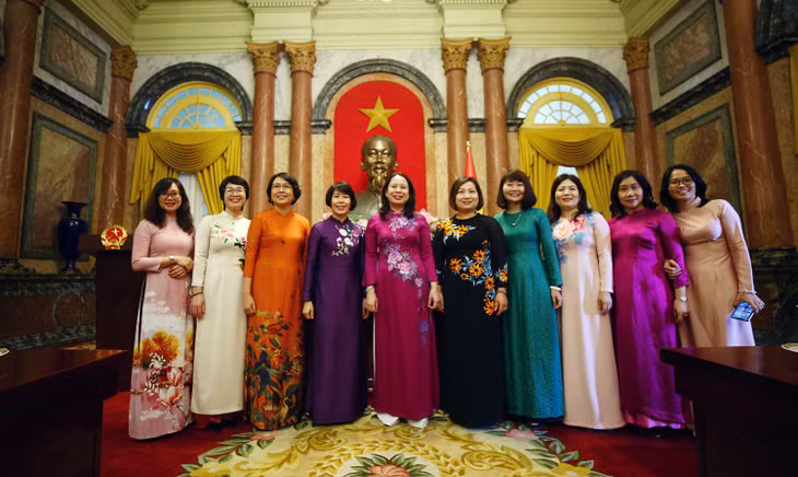 Phó Chủ tịch nước Võ Thị Ánh Xuân chụp hình lưu niệm với đại diện Đoàn cán bộ tiêu biểu nữ Bộ Kế hoạch và Đầu tư