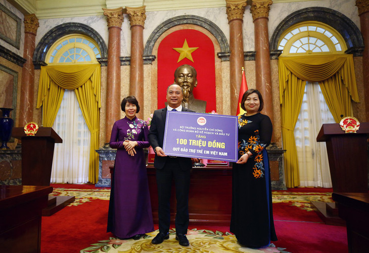 Chủ tịch Công đoàn Bộ Kế hoạch và Đầu tư Lê Thị Tường Thu trao 100 triệu đồng cho Quỹ Bảo trợ trẻ em Việt Nam Chủ tịch Công đoàn Bộ Kế hoạch và Đầu tư Lê Thị Tường Thu trao 100 triệu đồng cho Quỹ Bảo trợ trẻ em Việt Nam