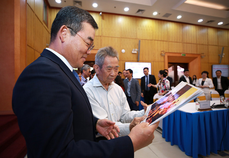 Phó Chủ tịch cấp cao Tập đoàn Daewoo Engineering and Construction trò chuyện với Giáo sư Tôn Thất Triêm, người khởi xướng và dẫn dắt dàn hợp ca Hy vọng của người khiếm thị Phó Chủ tịch cấp cao Tập đoàn Daewoo Engineering and Construction trò chuyện với Giáo sư Tôn Thất Triêm, người khởi xướng và dẫn dắt dàn hợp ca Hy vọng của người khiếm thị