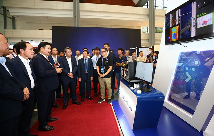 Chủ tịch FPT Trương Gia Bình giới thiệu công nghệ mới tại ngày hội FPT Techday. Ảnh Lê Tiên