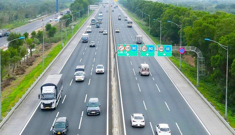 Lưu lượng xe mỗi ngày trên cao tốc Hà Nội - Hải Phòng đạt từ 40.000 - 50.000 lượt xe, tăng gấp hơn 4 lần thời điểm đưa tuyến đường vào sử dụng