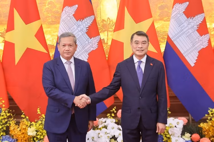 Thủ tướng Lê Minh Hưng và Thủ tướng Campuchia Hun Manet chụp ảnh chung trước hội đàm - Ảnh: VGP/Nhật Bắc