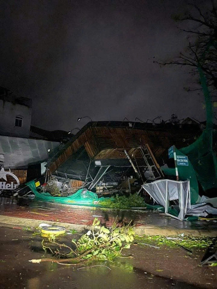 Một nhà dân ở Gia Lai bị đổ sập do bão số 13.