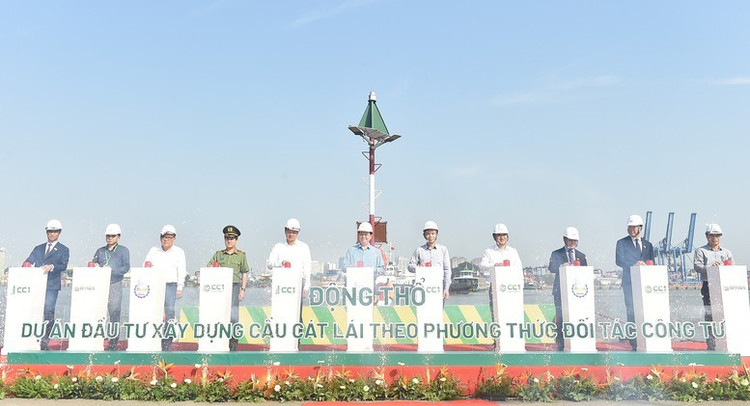 Phó Thủ tướng Mai Văn Chính và các đại biểu thực hiện nghi thức động thổ dự án đầu tư xây dựng cầu Cát Lái - Ảnh: VGP/Giang Thanh