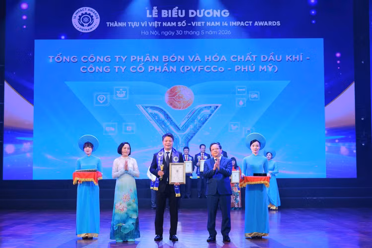 Đại diện PVFCCo - Phú Mỹ nhận biểu trưng của chương trình