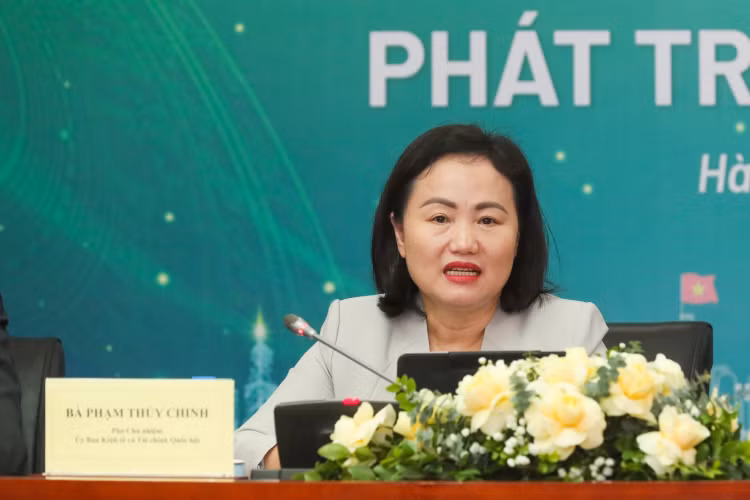 ĐBQH Phạm Thúy Chinh - Phó Chủ nhiệm Ủy ban Kinh tế - Tài chính của Quốc hội phát biểu tại Tọa đàm “Petrovietnam trong hành trình phát triển cùng đất nước”.