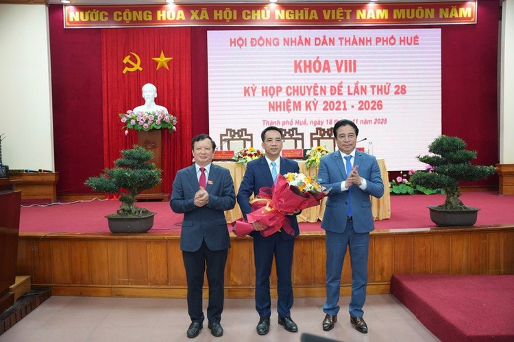 Ông Trần Hữu Thùy Giang (ở giữa, ôm hoa) được bầu giữ chức vụ Phó Chủ tịch UBND thành phố Huế nhiệm kỳ 2021 - 2026