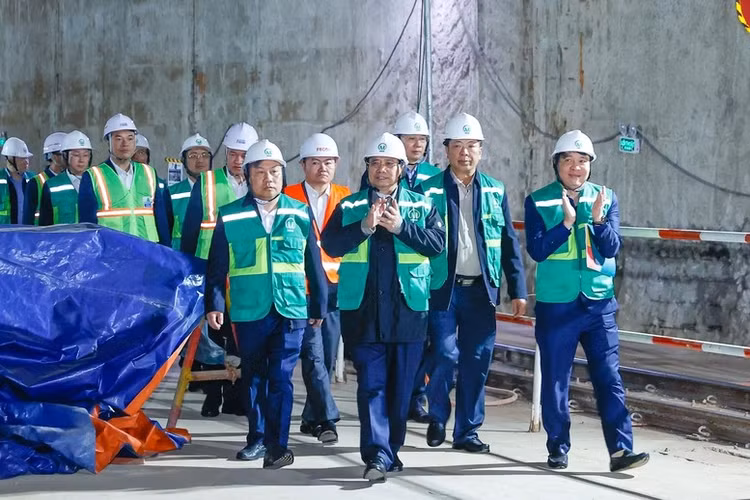 Thủ tướng Phạm Minh Chính kiểm tra hiện trường dự án tuyến đường sắt đô thị số 3 Nhổn – Ga Hà Nội - Ảnh: VGP/Nhật Bắc