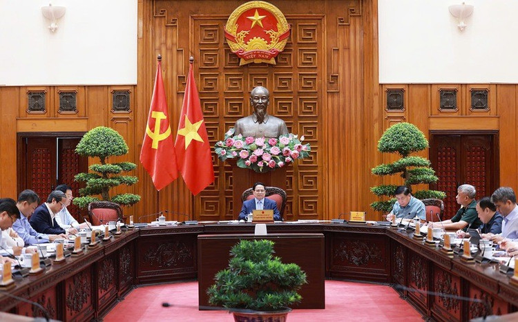 Thủ tướng chỉ đạo Bộ Xây dựng, các cơ quan liên quan xây dựng kế hoạch tổng thể về đường găng tiến độ, giải phóng mặt bằng, các dự án hợp phần - Ảnh: VGP/Nhật Bắc