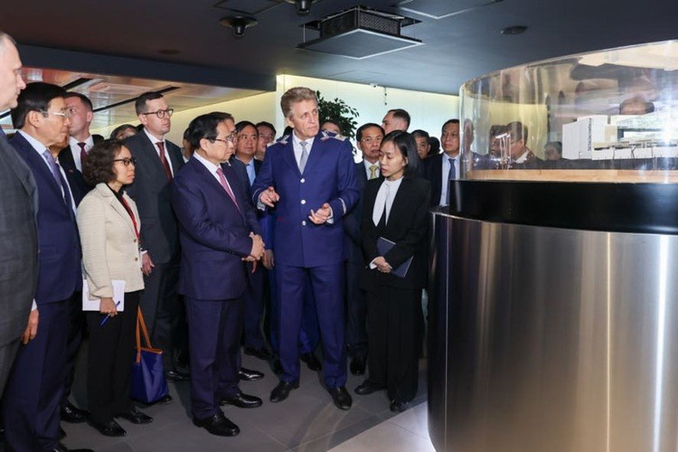 Thủ tướng Phạm Minh Chính cùng đoàn đại biểu cấp cao Việt Nam đã tới thăm, làm việc tại Trung tâm điều khiển hệ thống tàu điện ngầm Moscow - Ảnh: VGP/Nhật Bắc 