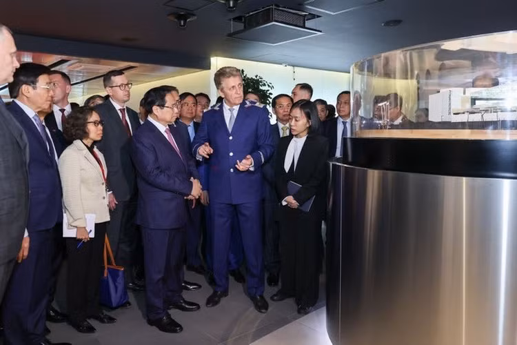Thủ tướng Phạm Minh Chính cùng đoàn đại biểu cấp cao Việt Nam đã tới thăm, làm việc tại Trung tâm điều khiển hệ thống tàu điện ngầm Moscow - Ảnh: VGP/Nhật Bắc 