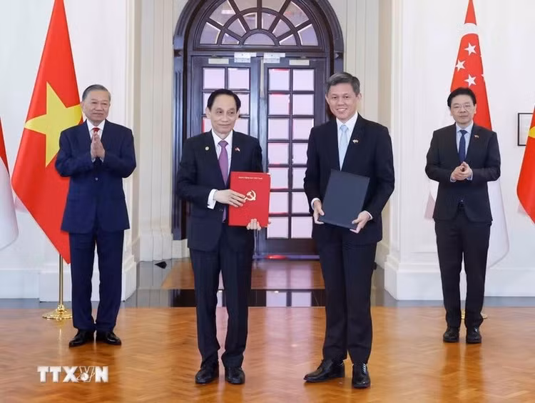 Tổng Bí thư, Chủ tịch nước Tô Lâm và Thủ tướng Singapore Lawrence Wong chứng kiến lễ trao các văn kiện hợp tác giữa hai nước - Ảnh: TTXVN