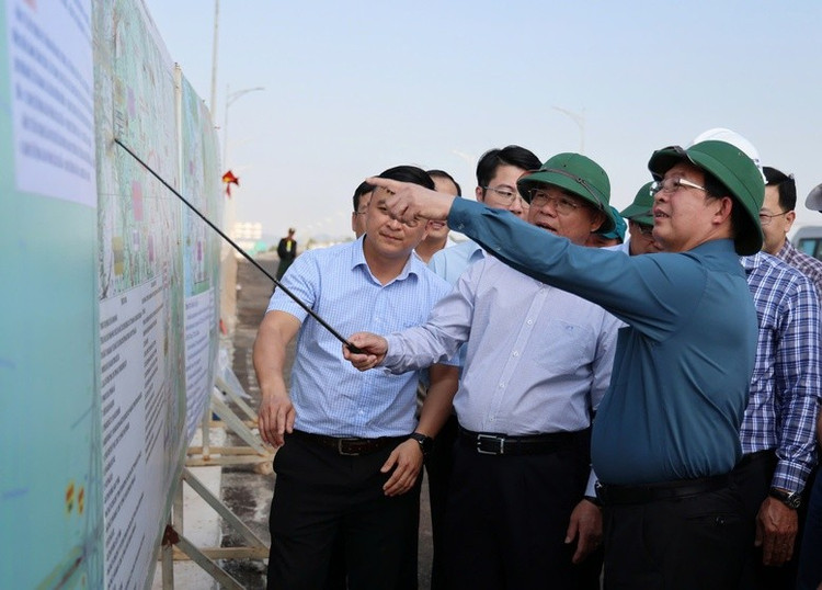 Phó Thủ tướng Hồ Quốc Dũng kiểm tra tình hình triển khai Dự án đầu tư xây dựng đường bộ cao tốc Khánh Hòa - Buôn Ma Thuột - Ảnh: VGP/Gia Huy