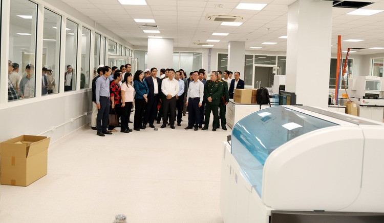 Phó Thủ tướng kiểm tra một phòng xét nghiệm tại Cơ sở 2 Bệnh viện Bạch Mai - Ảnh: VGP/Đức Tuân