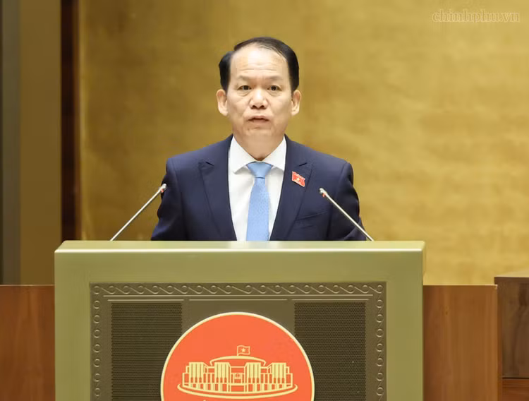 Bộ trưởng Bộ Tư pháp Hoàng Thanh Tùng trình bày Tờ trình về dự án Luật Phát triển đô thị - Ảnh: VGP/Nhật Bắc