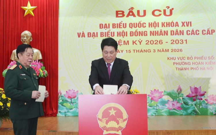 Chủ tịch nước Lương Cường bỏ phiếu bầu cử tại khu vực bỏ phiếu số 26, phường Hoàn Kiếm, thành phố Hà Nội - Ảnh: TTXVN