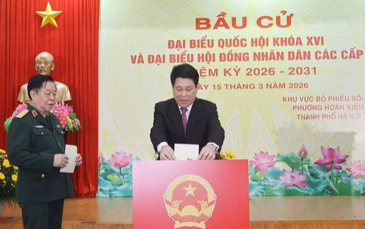 Chủ tịch nước Lương Cường bỏ phiếu bầu cử tại khu vực bỏ phiếu số 26, phường Hoàn Kiếm, thành phố Hà Nội - Ảnh: TTXVN