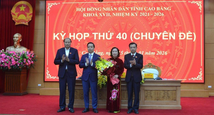 Lãnh đạo HĐND, UBND tỉnh Cao Bằng chúc mừng tân Phó Chủ tịch UBND tỉnh Hà Nhật Lệ.