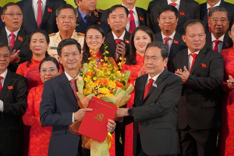 Chủ tịch Quốc hội Trần Thanh Mẫn chúc mừng tân Bí thư Lê Quang Tùng - Ảnh: VGP/LS