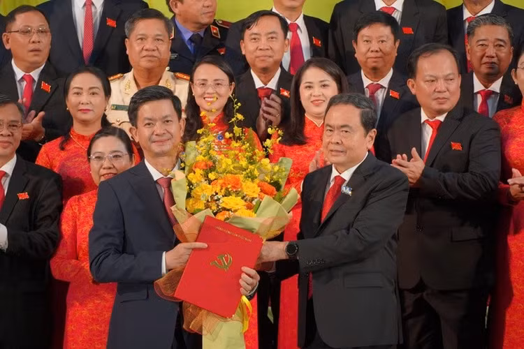 Chủ tịch Quốc hội Trần Thanh Mẫn chúc mừng tân Bí thư Lê Quang Tùng - Ảnh: VGP/LS