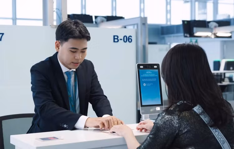 Đối với hành khách quốc tịch Việt Nam có hộ chiếu gắn chip, ETC cung cấp hệ thống nhận diện sinh trắc học tại các quầy thủ tục truyền thống.