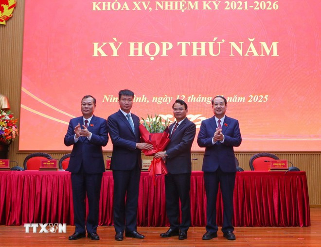 Thường trực Tỉnh ủy Ninh Bình tặng hoa chúc mừng tân Chủ tịch Ủy ban Nhân dân tỉnh Trần Huy Tuấn. (Ảnh: Công Luật/TTXVN)