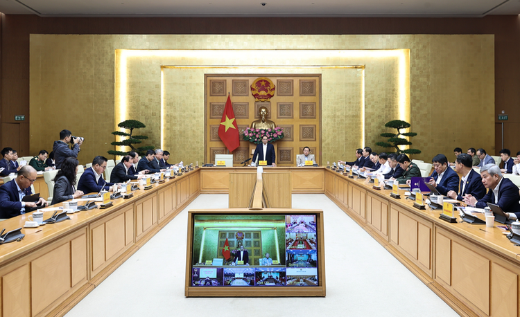 Thủ tướng Chính phủ Phạm Minh Chính chủ trì họp với các bộ, ngành, cơ quan Trung ương, trực tuyến với các địa phương về tình hình thực hiện "Chiến dịch Quang Trung" - Ảnh: VGP/Nhật Bắc
