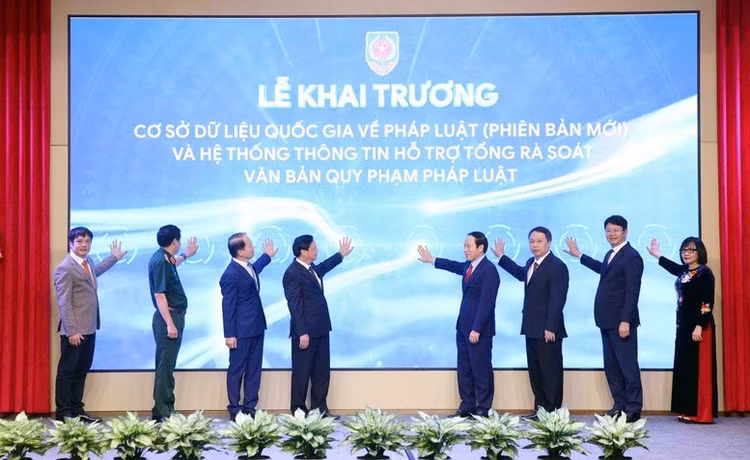 Phó Thủ tướng Lê Tiến Châu cùng các đại biểu bấm nút Khai trương Cơ sở dữ liệu quốc gia về pháp luật (phiên bản mới) - Ảnh: VGP