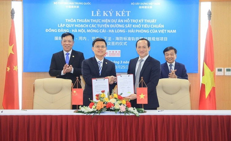 Cục Hợp tác kinh tế quốc tế, Bộ Thương mại Trung Quốc bàn giao dự thảo Báo cáo đầu kỳ nghiên cứu khả thi dự án Lào Cai - Hà Nội - Hải Phòng cho Bộ Xây dựng, đồng thời hai bên đã ký kết Thỏa thuận thực hiện hỗ trợ kỹ thuật lập quy hoạch 2 tuyến đường sắt Hà Nội - Đồng Đăng và Hải Phòng - Hạ Long - Móng Cái 