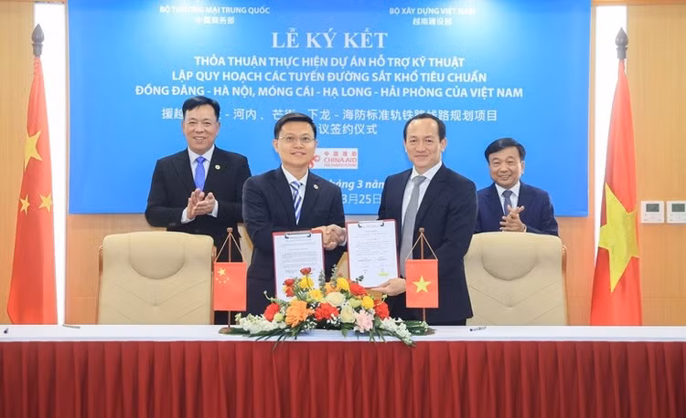 Cục Hợp tác kinh tế quốc tế, Bộ Thương mại Trung Quốc bàn giao dự thảo Báo cáo đầu kỳ nghiên cứu khả thi dự án Lào Cai - Hà Nội - Hải Phòng cho Bộ Xây dựng, đồng thời hai bên đã ký kết Thỏa thuận thực hiện hỗ trợ kỹ thuật lập quy hoạch 2 tuyến đường sắt Hà Nội - Đồng Đăng và Hải Phòng - Hạ Long - Móng Cái 