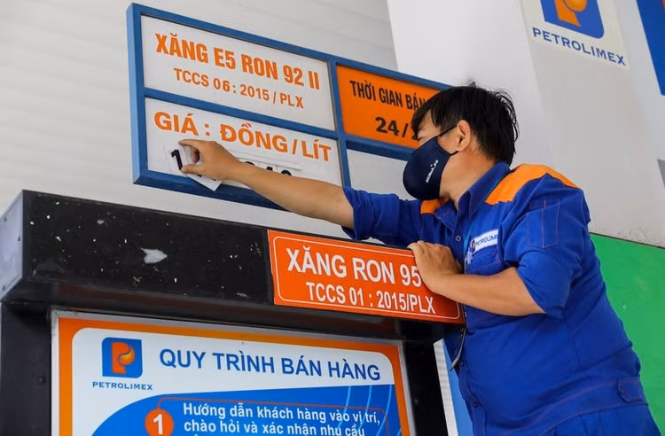 Giá xăng E5RON92 tăng 100 đồng/lít so với giá cơ sở hiện hành
