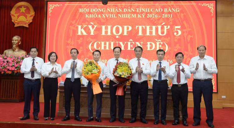 Tân Phó Chủ tịch UBND tỉnh Cao Bằng Lương Tuấn Hùng (thứ 4 từ trái sang).