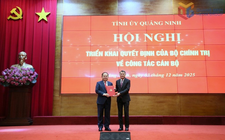 Đồng chí Lê Minh Hưng, Ủy viên Bộ Chính trị, Bí thư Trung ương Đảng, Trưởng Ban Tổ chức Trung ương, trao Quyết định cho đồng chí Quản Minh Cường, Bí thư Tỉnh ủy Quảng Ninh - Ảnh: Báo Quảng Ninh