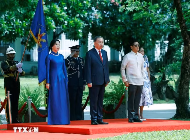 Tổng Bí thư, Chủ tịch nước Tô Lâm và Phu nhân cùng Tổng thống Philippines Ferdinand Romualdez Marcos Jr. và Phu nhân trên bục danh dự, nghe Quân nhạc cử Quốc thiều hai nước - Ảnh: TTXVN