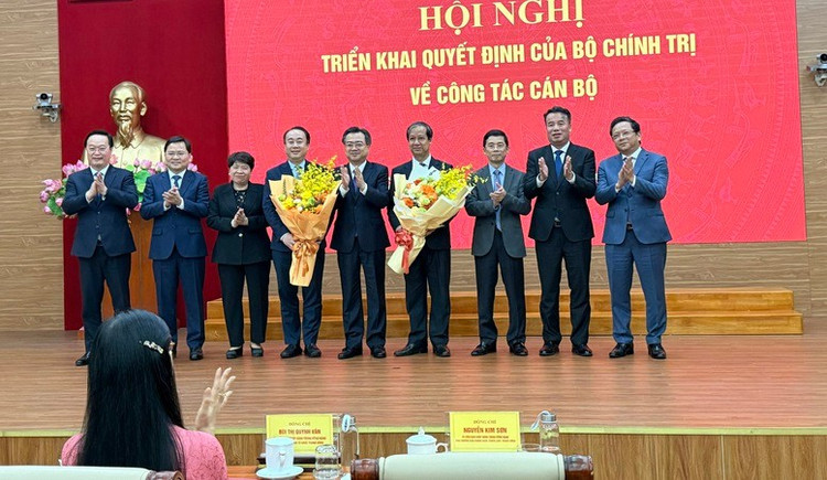 Lãnh đạo Ban Chính sách, chiến lược Trung ương chúc mừng hai tân Phó Trưởng ban - Ảnh: VGP