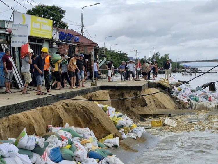 Bờ kè bến cá An Lương (xã Duy Nghĩa, TP Đà Nẵng) bị sạt lở nghiêm trọng, hàng trăm hộ dân thấp thỏm lo sợ. Ảnh: Thu Giang